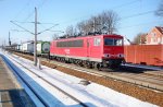 BR 155 155 246-2 zieht einen langen Containerzug fast ausschlie�lich mit Kessel- und Tankcontainer in Richtung Berlin durch Rathenow am 20.02.2010