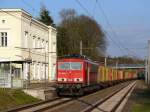 BR 155 155 086 mit einem Containerzug bei Durchfahrt durch Friedrichsruh in Richtung Hamburg; 23.04.2010
