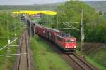 155 085-4 schl�ngelt sich mit ihrem Opel-Zug aus Osten kommend ...