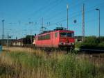 BR 155 W�hrend im Hindergrund an einem Garagenkomplex schon die Vorbereitungen f�r das WM-Spiel Deutschland-Spanien liefen,durchfuhr 155 195 mit ihren Zug Mukran-Seddin am 07.Juli 2010 den Bahnhof Bergen/R�gen.