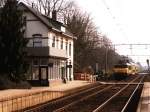 BR 1700 Heute gibt es leider keine Z�ge mehr in Bahnhof Soestduinen. Die Bahnsteige sind nicht mehr da, aber gl�cklich ist das sch�ne Bahnhofsgeb�ude noch da. Hier ist 1711 mit Doppelstockwagen 7322 unterwegs als Regionalzug 5630 Zwolle-Utrechtauf auf Bahnhof Soestduinen am 25-3-1998. Bild und scan: Date Jan de Vries.