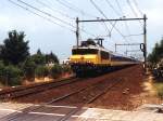 BR 1700 1772 und (1738 hinter) mit Eilzug 3651 Zwolle-Roosendaal bei Dieren am 8-7-1999. Bild und scan: Date Jan de Vries.