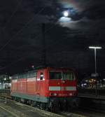 181 210 steht im Mondlicht am 08.01.12 in Karlsruhe Hbf ...
