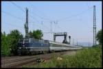 BR 181 mit Zugen Dieses Bild ist zwar erst 3 Jahre alt, w�re heute aber so nicht mehr umsetzbar. Die Corail-Wagen sind seit Juni 2007 Geschichte, die 181 201 fristet momentan ihr Dasein in Dessau (ob sie in ihrem blauen Farbkleid zur�ckkommt, wei� noch keiner) und im rechten Bildrand steht ein h�ssliches Betonh�uschen f�r das ESTW. 181 201, Gro�sachsen-Heddesheim am 28.4.2007 mit EC 54
