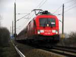 BR 182 182 008-3 mit einem RE nach Leipzig Hbf am 13.12. aufgenommen in der Einfahrt des Bahnhofs Calau&acute;s.