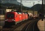 BR 182 182 023 (9180 6182 023-2 D-DB) und eine Schwesterlok erreichen mit einem G�terzug den Bahnhof Kufstein. (10.08.2009)