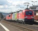 Eine sehr interessante Bespannung hatte dieser Zug: Als Zuglok 182 ...