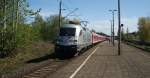 BR 182 182 004 kommt mit dem Fu�ballsonderzug durch den HP Holbeinplatz. Die Fu�ballfans sind bereits in HP Parkstra�e ausgestiegen, so dass der 'Porsche' nun den leeren Zug nach Rostock-Bramow zieht
02.05.2010