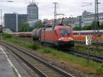 BR 182 014-1 mit einem Ganzzug bei der Durchfahrt von ...