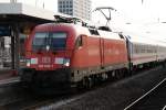 BR 182 28.6.´10: 182 006-7 steht mit IC 2022 nach Hamburg-Altona in Dortmund Hbf. Endlich mal in DB-verkehrsrot. Von der Seite kann man noch den alten Railion Schriftzug erkennen.