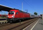 182 001-8 hier bei der Ausfahrt mit dem EC 340 ...