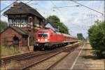 BR 182 Auch die RB43 Cottbus -Falkenberg(Elster) kommt ab und an zu Taurus-Ehren! Hier f�hrt 182 008 gerade mit RB28150 im Hp Uebigau ab in Richtung Zielbahnhof Falkenberg/E. 06.07.10 