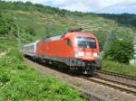 BR 182 182-002 zieht am 15.7.10 den IC 2023 nach Frankfurt (M) durch Oberwesel.