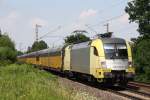 br-182-dispolok ES 64 U2-013 mit einem Autozug in Limmer am 29.06.2010