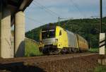 br-182-dispolok ES 64 U2-012 wird von der Abendsonne angestrahlt, als sie sich unter der A38-Br�cke zwischen Friedland(HAN) und Eichenberg mit ihrem BMW-Zug in die Kurve legt. Aufgenommen am 09.07.2010.