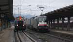 br-182-mrce 212 132-5 am 5.12.2009 in Kreiensen, daneben rauscht ES 64 U2-029 mit einem KLV durch