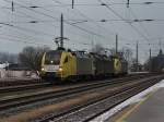 br-182-mrce Die ES 64 U2-010 und zwei weitere am 19.12.2009 bei der Durchfahrt in Brixlegg. 