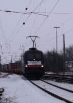 br-182-mrce ES 64 U2-099 mit einem KLV (?) Zug in Mangolding. Ich habe diese Perspektive gew�hlt weil dieser, auf ein Nebengleis musste, da er Etwas Langsamer fahren musste als sonst. (16.01.2010) 
