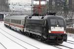 Der ES 64 U2-034 mit dem IC 2863 in Wuppertal ...