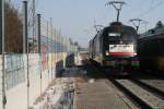 br-182-mrce Dipolok ES 64U2-099 mit Schwesterlok bei der Durchfahrt durch den Bahnhof Durmersheim 16.02.2010 11.36
