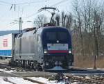 br-182-mrce 182 599-1 (ES 64 U2-099) mit Aufliegerzug am Bahn�bergang in Eltmannshausen bei Eschwege West. Aufgenommen am 07.03.2010.