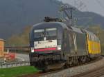 Schwarzer Stier mit gelben Wagen: ES 64 U2-028 mit Autotransportwagen ...