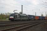 br-182-mrce Endlich mal erwischt. So oft ist er hier vor dem Fenster vorbeigefahren aber am 20.04.2010 war ich schneller :), obwohl, drei Minuten sp�ter und er w�r mir wieder vor der Nase weggefahren: Der Bosporus Sprinter, 182 567-8 (ES 64 U2-067) mit Containerzug in Fahrtrichtung Norden in Eschwege West.