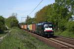ES64U2-009 mit einem Containerzug am 5.5.10 in Ahlten.  ...