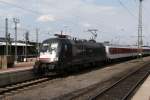 br-182-mrce Dortmund Hbf, 25,6,´10: Dispolok ES 64-U2-17 wartet mit ihrem Autozug in Dortmund vor einem roten Signal zur Weiterfahrt nach D�sseldorf,, wovon es nach Verona geht.