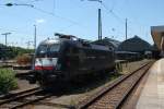 ES 64 U2-017 steht am 05.07.10 in Karlsruhe Hbf.  ...