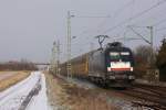 ES64U2-004 mit einem Altmann-Autozug am 03.02.2012 bei Weetzen.  ...