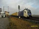 Am 15.11.09 in Mangolding f�hrt die Wiener Lokalbahn ES 64 ...
