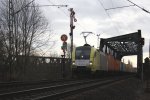 ES 64 U2-037 mit einem Container Zug in Hannover Ahlem ...