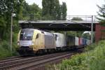 ES 64 U2-011 mit Containerzug in Limmer am 24.06.2009  ...