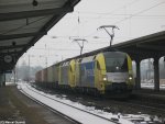 BR 182 (private) 182 531 von BoXxpress und 182 596 von IBS fahren am 6. Februar 2010 mit einem langen Containerzug durch Kreiensen Richtung Norden.