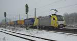 ES 64 U2-013 zieht ihren Aufliegerzug am Valentinstag-Morgen durch Eschwege ...