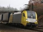 ES 64 U2-010 f�hrt mit einen KLV-Zug kurz hinter Fulda ...