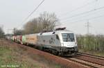 br-182-private Hupac ES 64 U2-102 mit einem Hupac-Containerzug,ebenfalls nach Lehrte unterwegs (Ahlten 08.04.10)