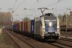 br-182-private ES 64 U2-024 mit einem Containerzug in D�sseldorf Rath am 07.04.2010