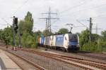 ES 64 U2-022 + ES 64 U2-027 mit einem Containerzug ...