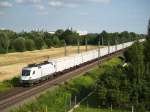 Dispolok ES 64-101 mit einem Hackschnitzelzug am 19.7.2010 in Burgweinting ...