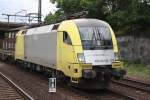 br-182-private ES 64 U2 070 von TXL mit einem Containerzug in Hamburg Harburg am 06.07.2010.