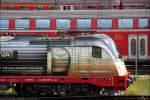 Zwei Regionalz�ge passieren die 183 001 im Vorfeld des M�nchner ...