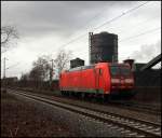 BR 185 Lokportaits 185 002 (9180 6185 002-3 D-DB) ist solo bei der Kokerei Prosper in Richtung Oberhausen unterwegs. Rechts im Bild steigt eine Qualmwolke �ber dem L�schturm auf.... (24.02.2010)

