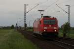 185 211-0 bei der Durchfahrt durch Neuss-Allerheiligen am 29.05.10  ...