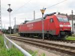 Am 13.06.2010 wartet eine Elektrolokomotive der BR 185 im Bahnhof ...