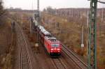 185 357 zieht am 22.11.09 einen G�terzug aus Richtung Halle(S) ...