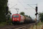 185 370-4 mit einem Kesselwagenzug bei der Durchfahrt durch Dettingen ...