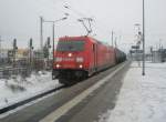 BR 185 mit Zugen Hier 185 207-8 mit einem Kesselwagenzug in Richtung Berlin , bei der Durchfahrt am 23.12.2009 durch Angerm�nde.