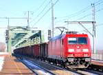 BR 185 mit Zugen 185 383, dessen Scheinwerfer auf der Lokf�hrerseite schon Bekanntschaft mit einem Hindernis machte - sprich auf �sterreichisch ausgedr�ckt: einen Depscher hat - brachte am 22.12.2009 zahlreiche Leerwagen Richtung Wien Zentralverschiebebahnhof.
